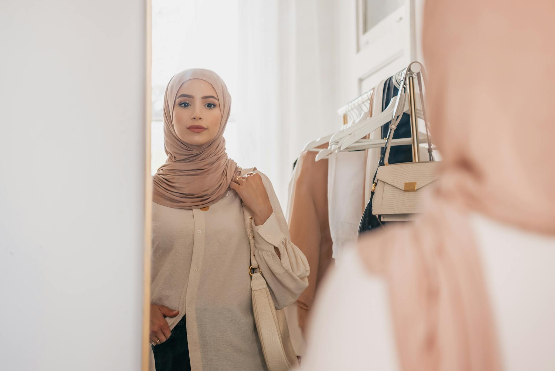 De Kracht van Simpliciteit: Minimalistische Mode die Blijft